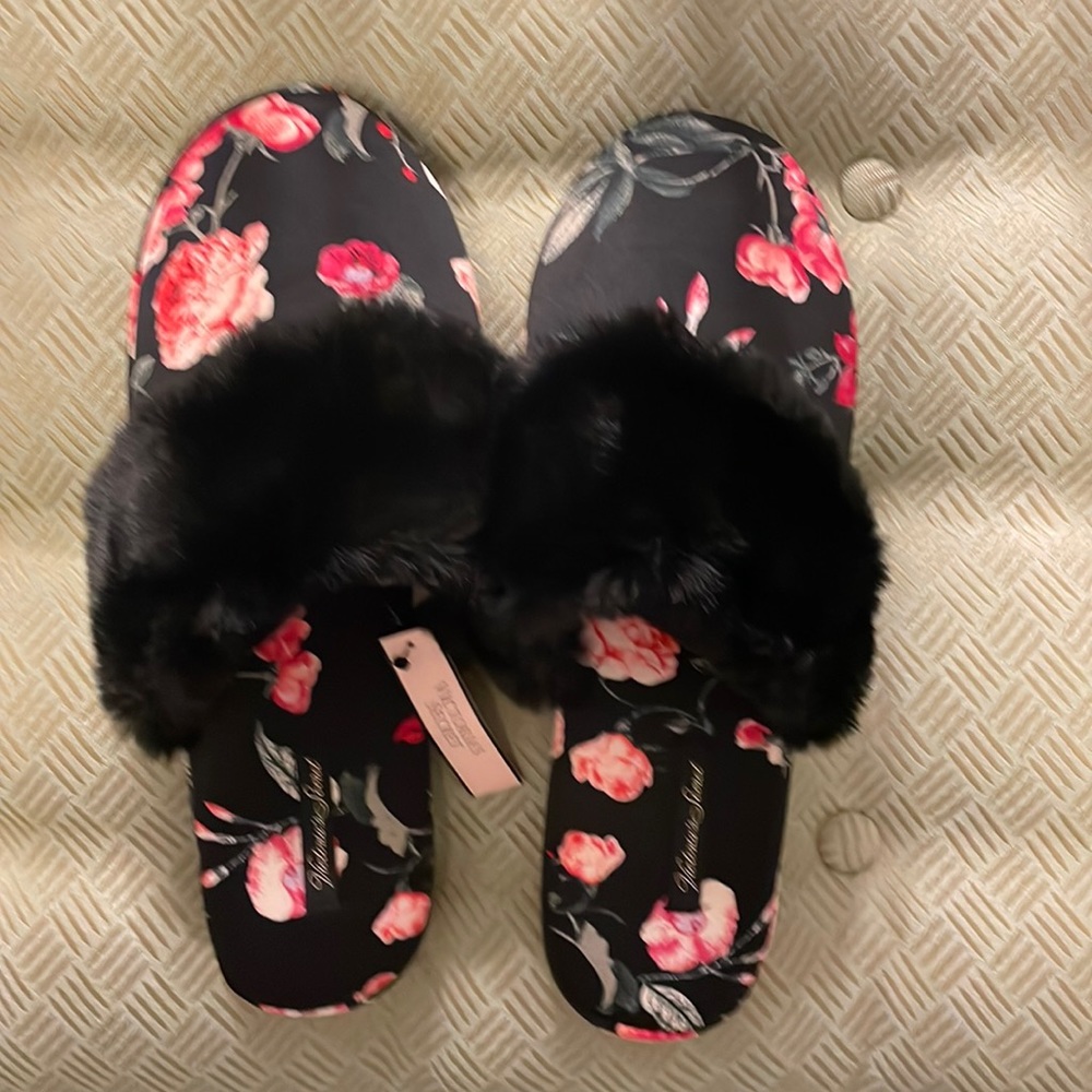 NWT VS floral fuzzy/silky slippers size medium 7-8 - Picture 1 of 4